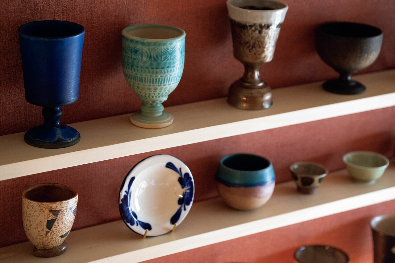 沖縄を代表する工芸品「やちむん」（焼き物）は、県内各地に数々の窯や技法が存在する。