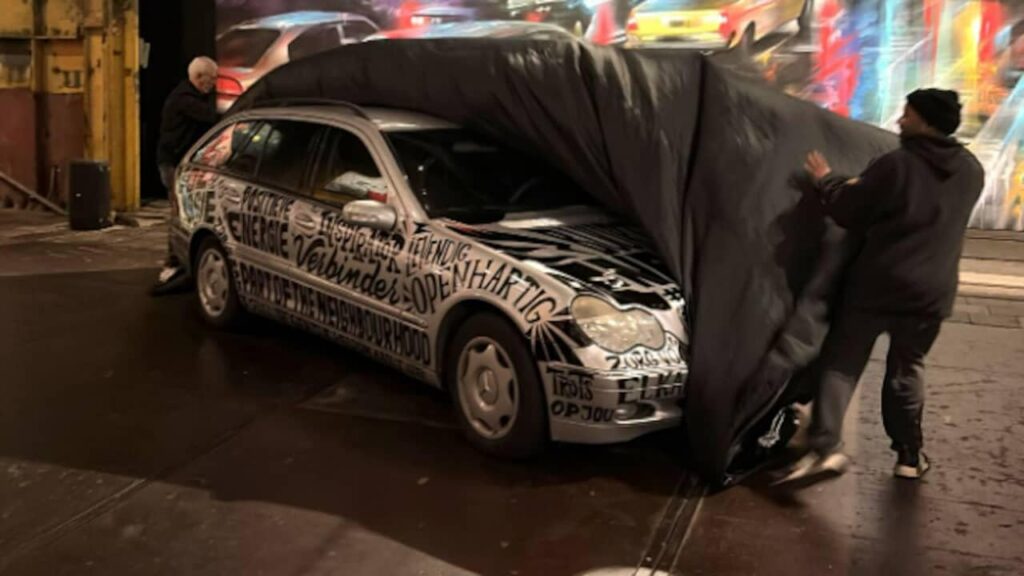 アムステルダム市、前の車に人種差別的な落書きがあったため、近所から車を受け取る