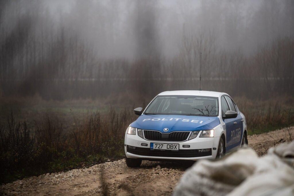 ある日の渋滞: 酔った男性が道路の真ん中に座っていて、別の酔った男性の車にはねられました。