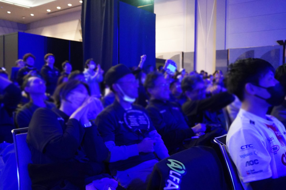 会場の応援を受ける