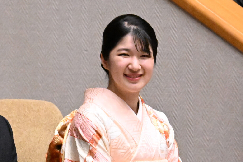 《周囲の席には宮内庁関係者がビッチリ》愛子さま、特別な一着で「天覧相撲」にサプライズ登場…ピンクの振袖姿は“ひときわ華やか”な装い – NEWSポストセブン 相撲観戦のため、国技館へ訪問された天皇皇后両陛下と長女・愛子さま(2026年1月18日、撮影/JMPA)
