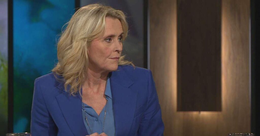 ヘイザ・ビョルグは、スケヤフィヨルズルのペトゥールの土地の移転がどのように行われたのかを尋ねた