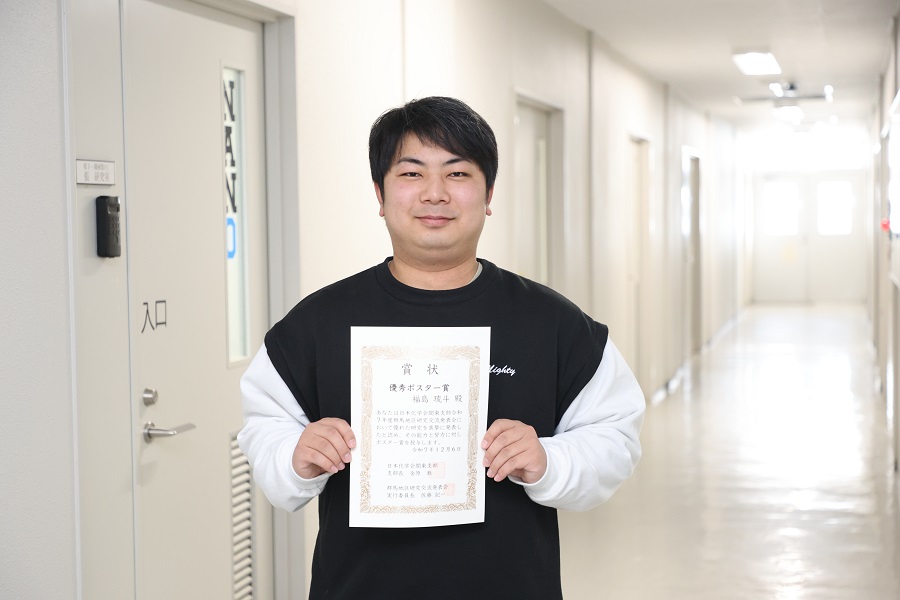 日本化学会群馬地区研究交流発表会にて知能制御プログラム修士1年の福島君が優秀ポスター賞を受賞しました | 国立大学法人群馬大学