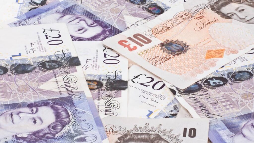 生活費危機が続く中、英国人は「生活するにはさらに年間1万3000ポンドが必要」