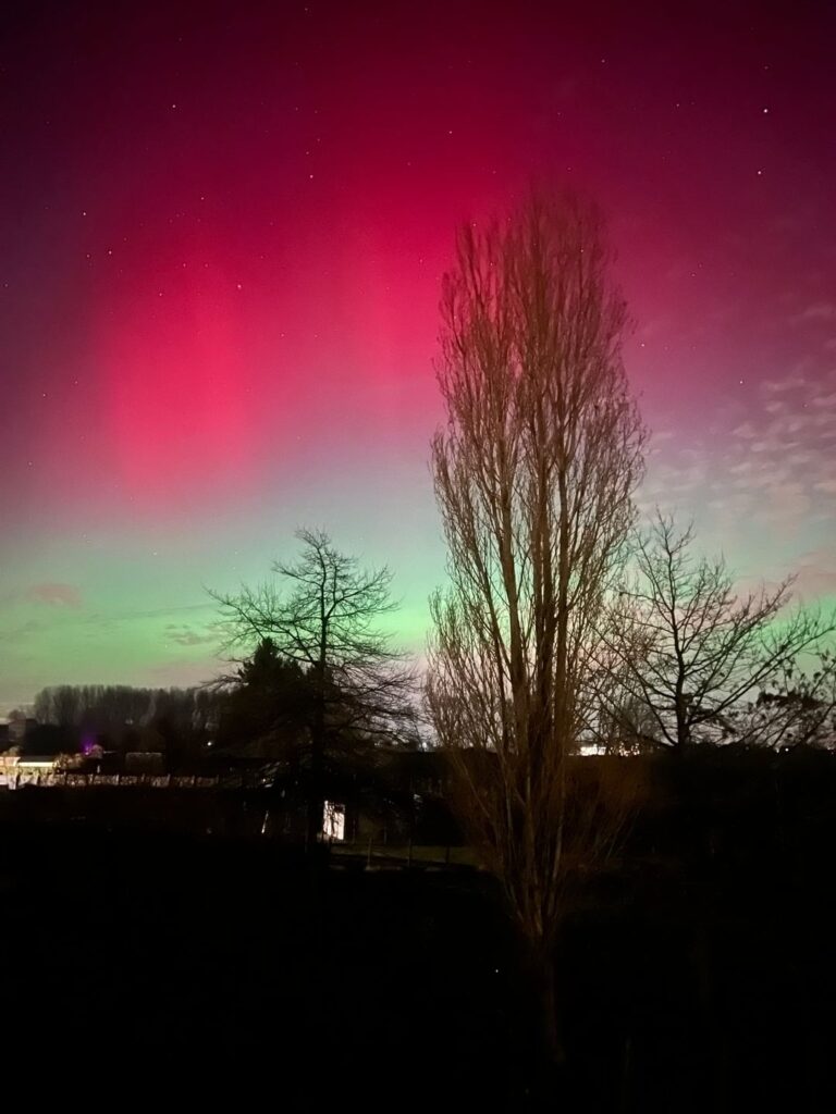 狂気の太陽嵐が起きており、フランドル地方のほとんどとワロン地域の一部でオーロラが見られます。