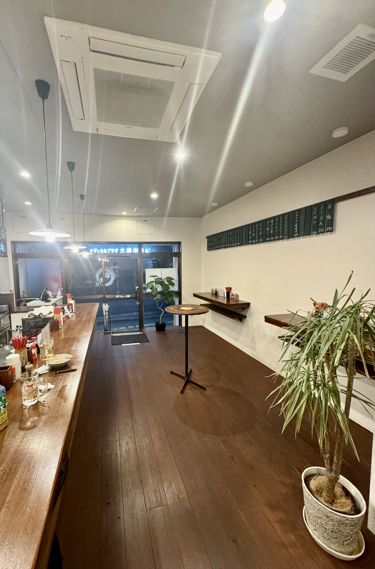 沖縄であのお酒が楽しめる！？生まれ変わったあのやきとん屋で、気軽に立ち飲み！ 那覇市大道 「立ち飲み 処 串豚＋（プラス）」〜キャンヒロユキの「とー、飲み歩きやってみよう」〜
