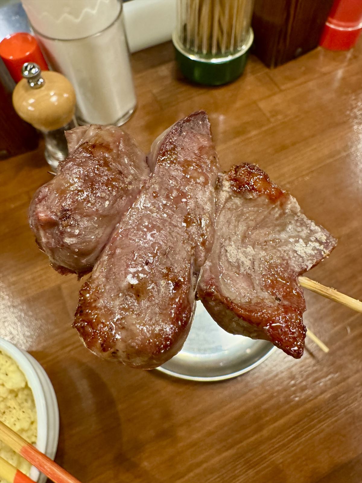 沖縄であのお酒が楽しめる！？生まれ変わったあのやきとん屋で、気軽に立ち飲み！ 那覇市大道 「立ち飲み 処 串豚＋（プラス）」〜キャンヒロユキの「とー、飲み歩きやってみよう」〜