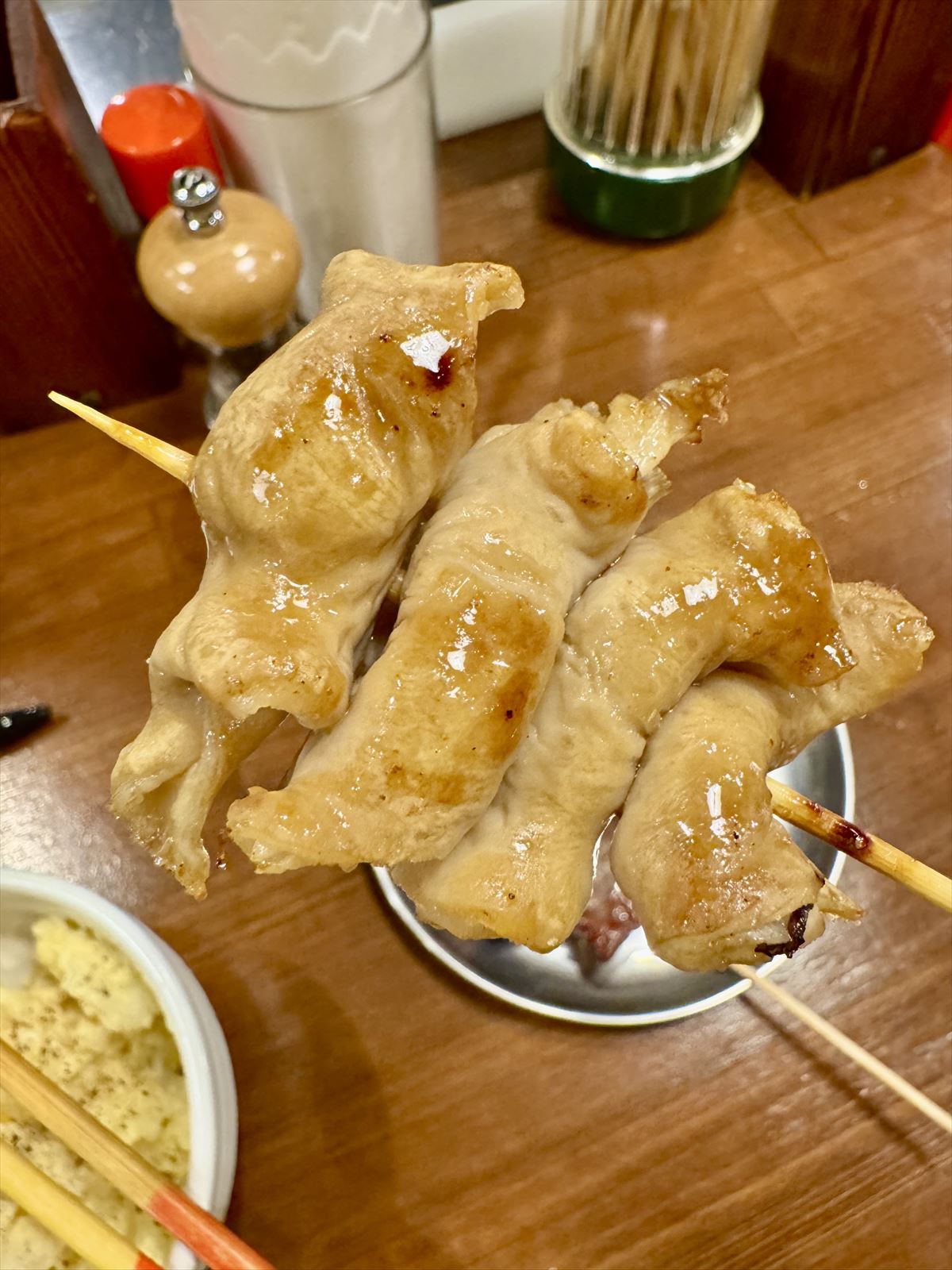 沖縄であのお酒が楽しめる！？生まれ変わったあのやきとん屋で、気軽に立ち飲み！ 那覇市大道 「立ち飲み 処 串豚＋（プラス）」〜キャンヒロユキの「とー、飲み歩きやってみよう」〜
