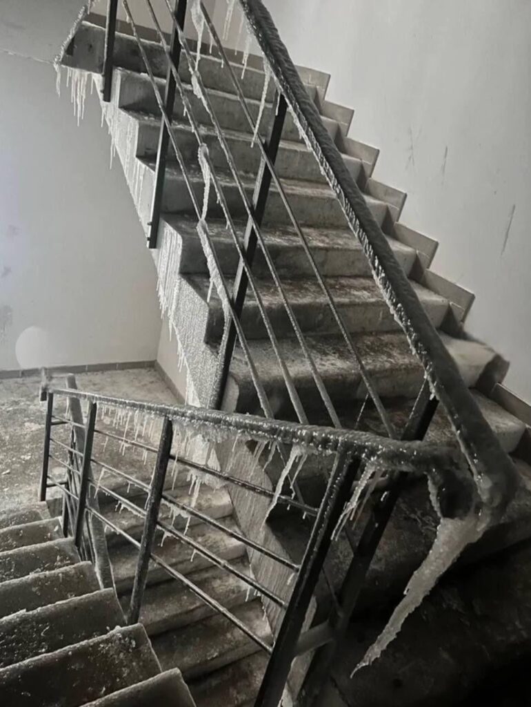 気温が氷点下のキエフのアパートの建物内。