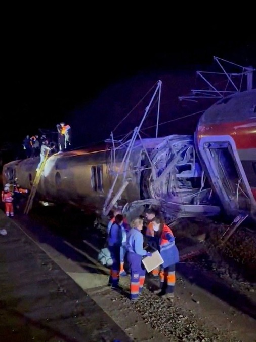 高速鉄道が脱線 21人死亡、73人負傷 スペイン南部 - CNN.co.jp