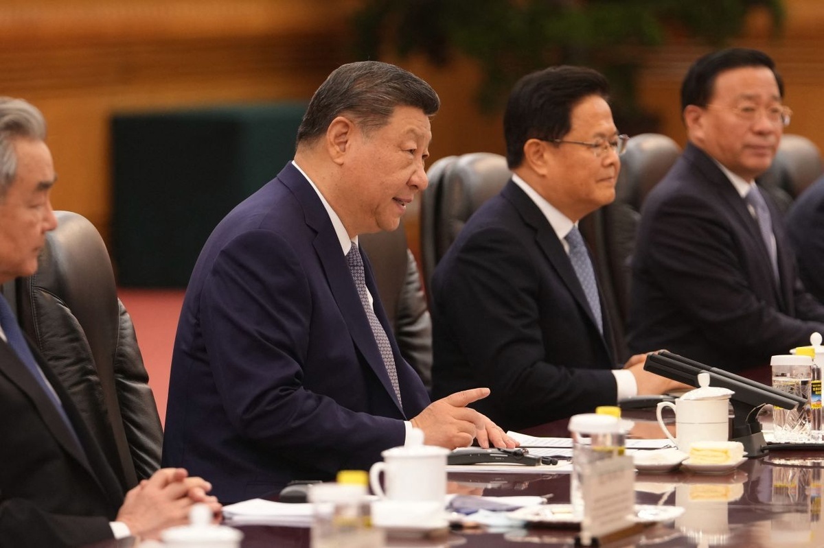 アイルランドのマーティン首相と会談する中国の習近平国家主席＝5日、北京の人民大会堂/ Andy Wong/AP/Getty Images
