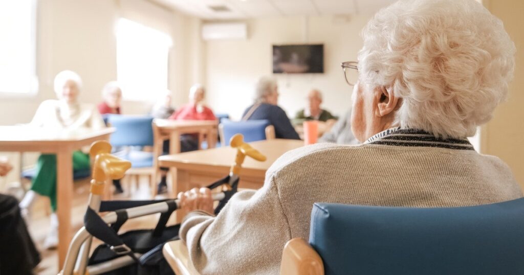 突然介護が必要となった80歳の母「施設に入ったら終わり」から「施設にいたい」と言い始めたきっかけ（佐々木 美和） | FRaU