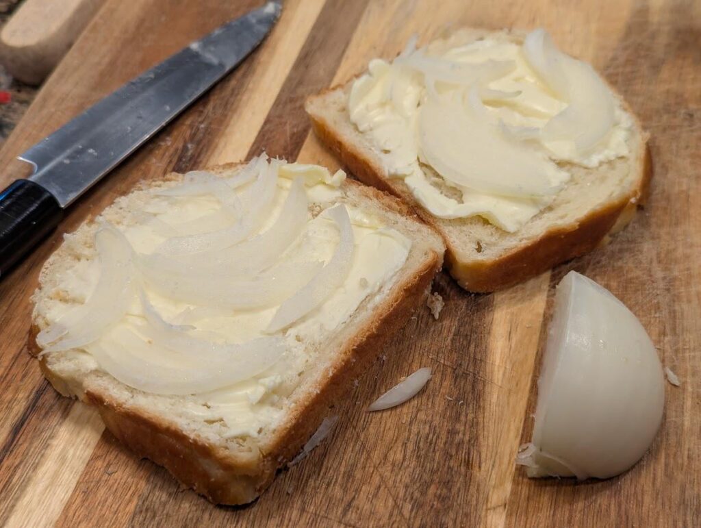 私の義理の両親がここにいます。これは義母が私の手作りパンを使って義父のために作ったサンドイッチです。