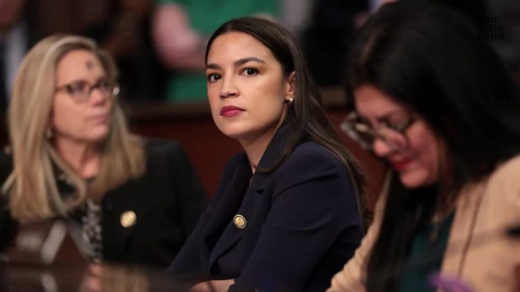 AOC、マドゥロ捕獲作戦を非難：「石油と政権交代が目的だ」 「これは麻薬に関するものではない。もしそうだったなら、トランプ大統領は先月世界最大の麻薬密売人の一人を赦免しなかっただろう」とAOCは主張した