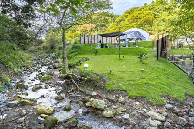 小川のほとりで「何もしない贅沢」を　鴨川の森に“大人の秘密基地”誕生　1日３組限定のグランピングリゾート「SUP BASE KAMOGAWA」