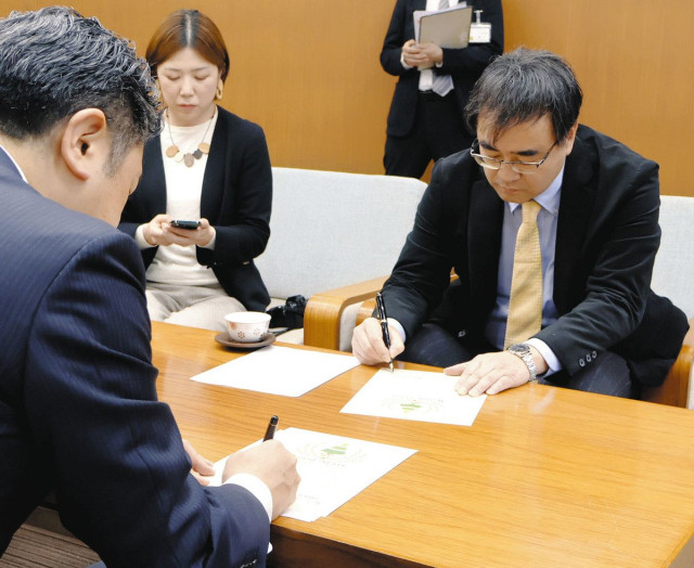 赤ちゃんに木製玩具を　ウッドスタート宣言 金沢市が調印