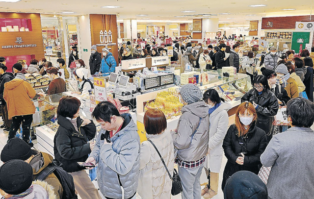 初売り 初詣に行列　富山大和、開店前に１０００人