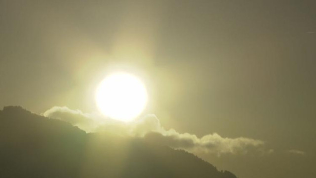 初日の出 福岡県でも　太宰府天満宮は初詣でにぎわう