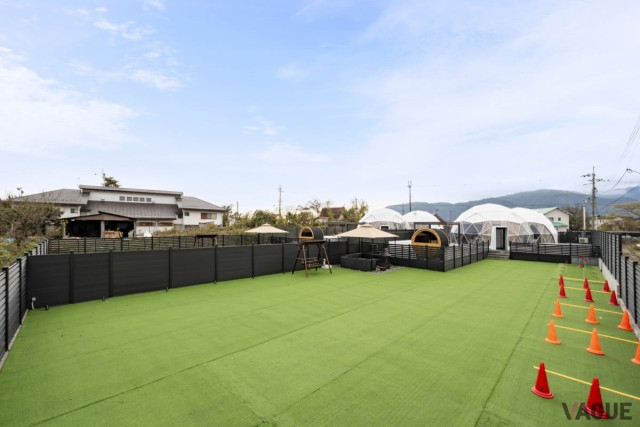 日本一の湖「琵琶湖」まで徒歩1分！ ドッグラン・客室天然温泉・サウナも完備 愛犬との滞在に特化した“大型ツインドームグランピング施設”の魅力とは