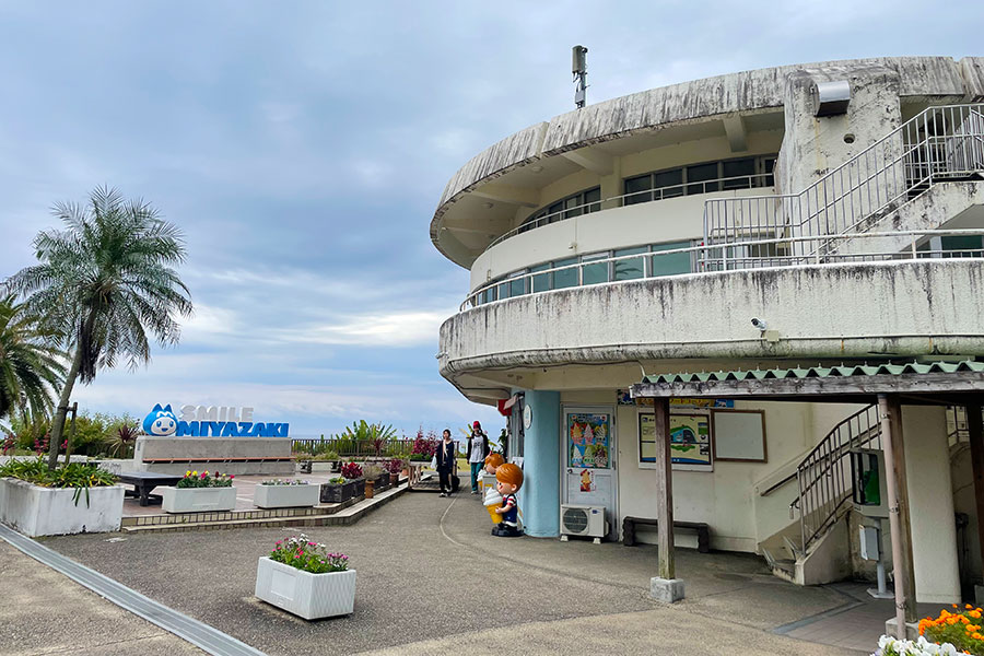 ＜道の駅の写真＞建物が丸い形をしていて、レトロでフォトジェニック。建替えの計画もあるそうなので早めに目におさめたい