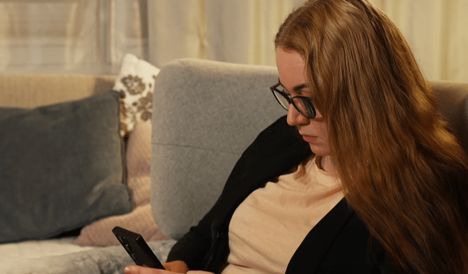 「目撃者」: ネットいじめが若い女性の人生を不自由にした