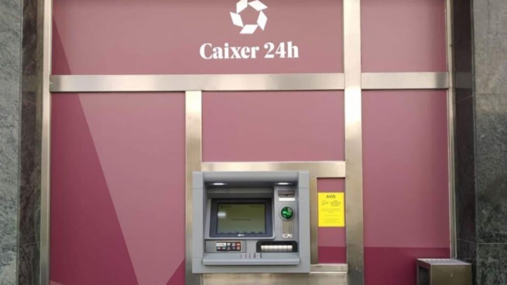 警察、ATMを操作してキャッシュカードを複製した容疑で男2人を逮捕