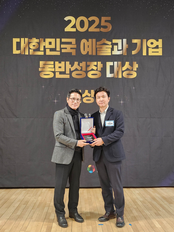 左からチョン&middot;ビョングク韓国文化芸術委員会委員長、新世界百貨店企画管理担当。 新世界百貨店