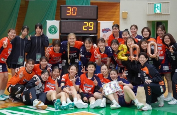写真2025/26シーズン、日本女子ハンドボールリーグH8ラウンドでハニービー石川を破ったアランマーレ選手たち、写真出典=アランマーレ