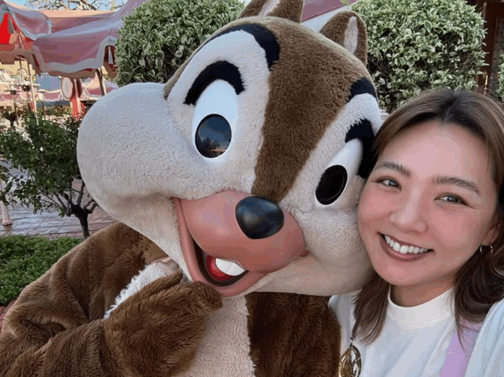 野呂佳代、チップ＆デールとの笑顔ショットに反響 | 話題の投稿 | スポーツブル (スポブル)