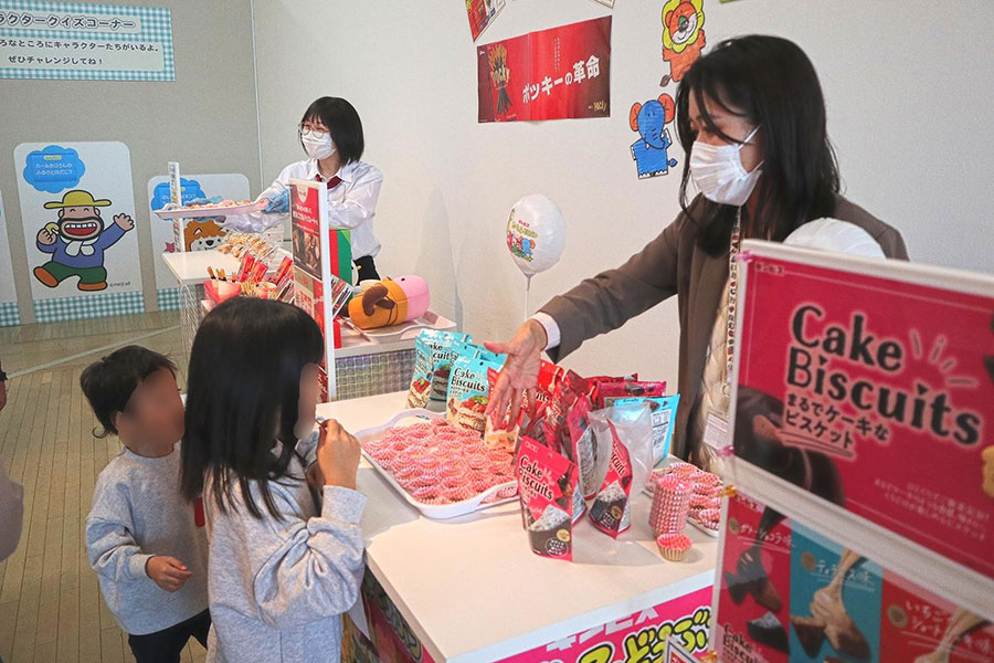 お菓子の試食コーナー（12月20日撮影）