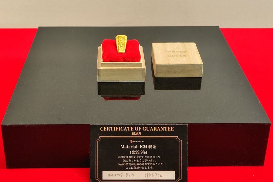 純金製の「黄金糖」は３個限定で抽選販売（12月20日撮影）