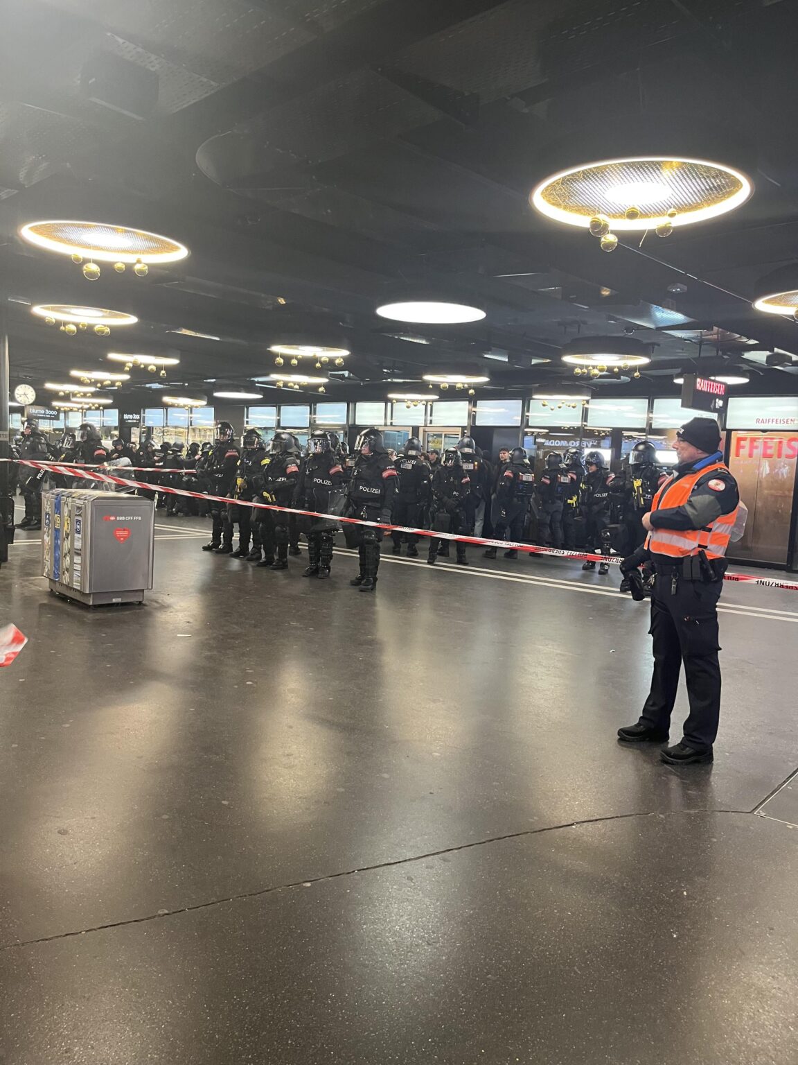 ベルンCH、WEFデモ参加者の警察 [OC]