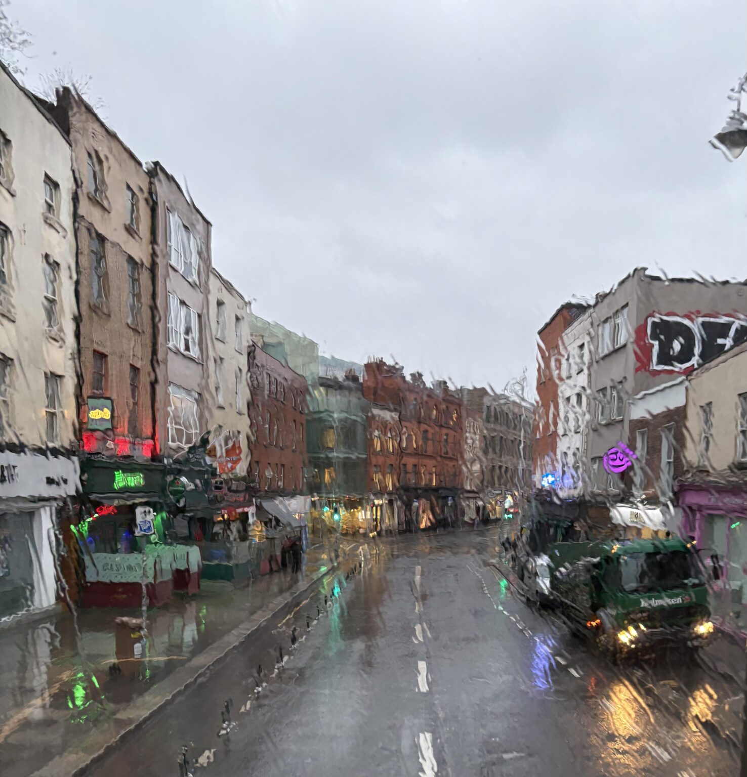 ダブリンのバスの窓に雨が降って街が油絵になった