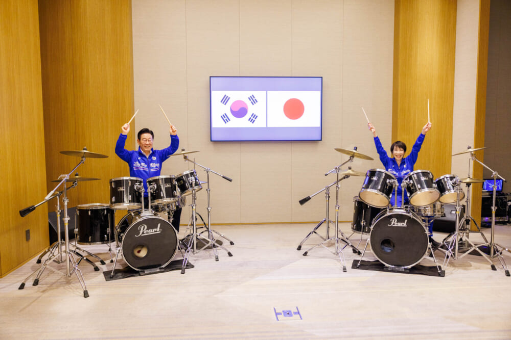 Japanese and South Korean leaders jam to K-pop hits