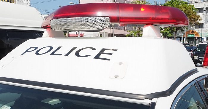 花火しながらバイク走行、追跡パトカーにも発射　那覇署が行方追う