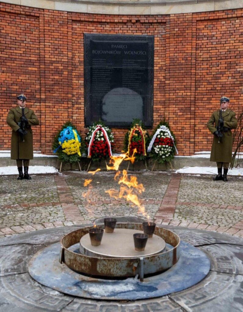 一月蜂起の指導者らが皇帝の兵士によって処刑されたワルシャワに4か国からの花