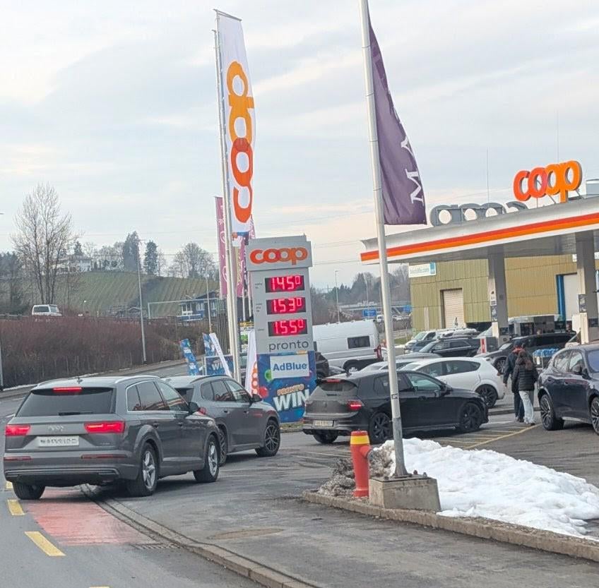 カントン・サウスカロライナ州: 安価なガソリンがラッシュを引き起こす。