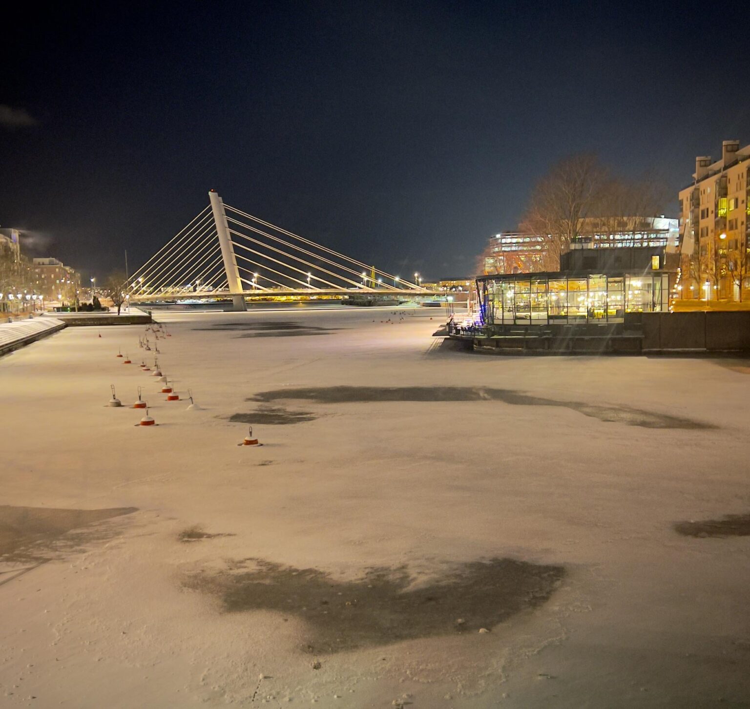 今日はヘルシンキのルオホラハティに爽やかな風が吹いています。本格的な冬って感じですね。