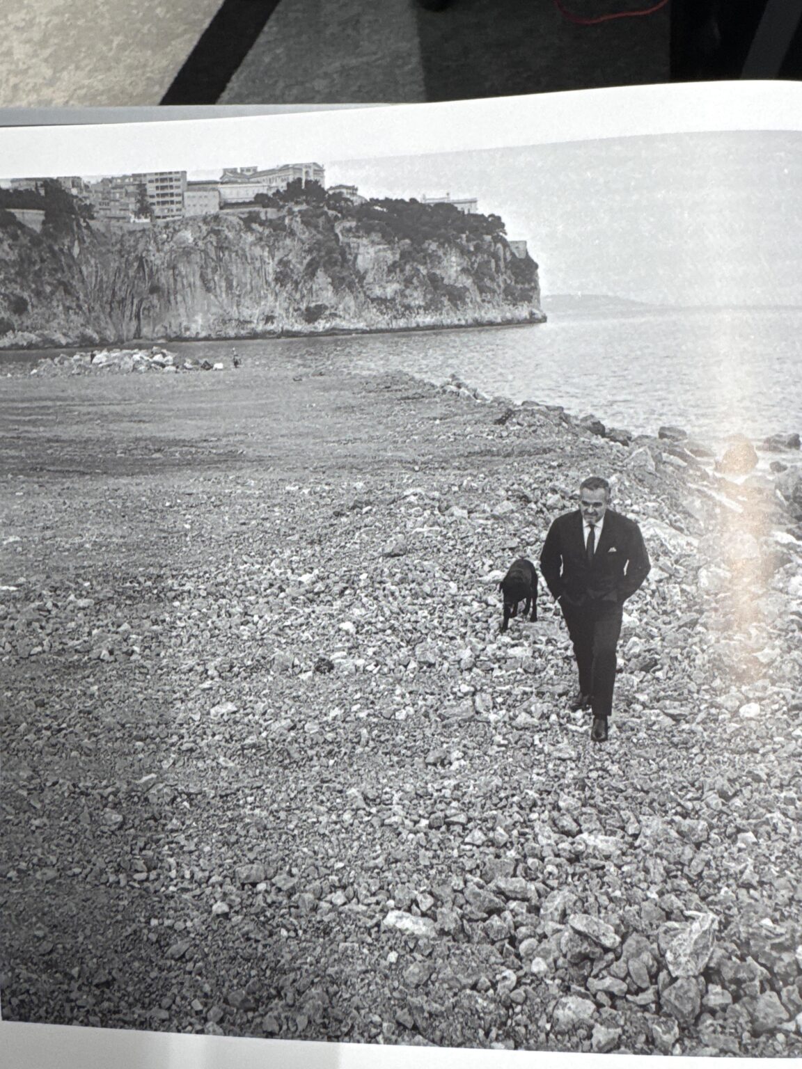 1966 年若いレーニエ 3 世が歩きながらモナコの将来の拡張について考える