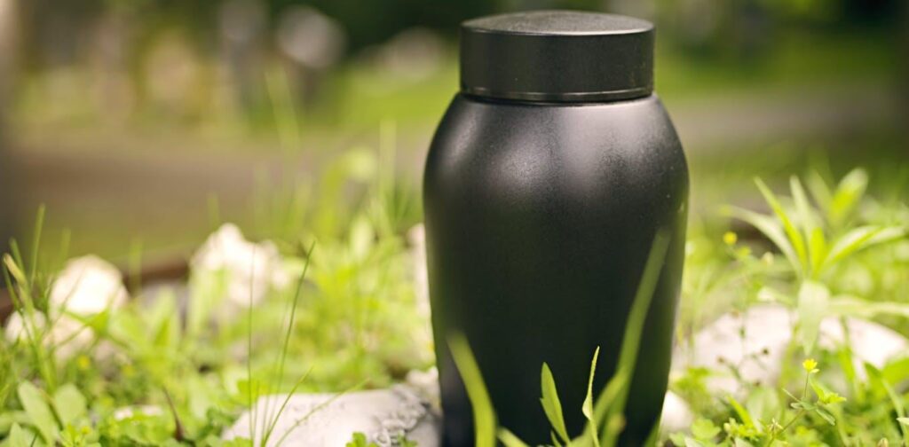 法案は棺の使用義務を撤廃し、葬儀の自由に関する議論を再開することを目指している