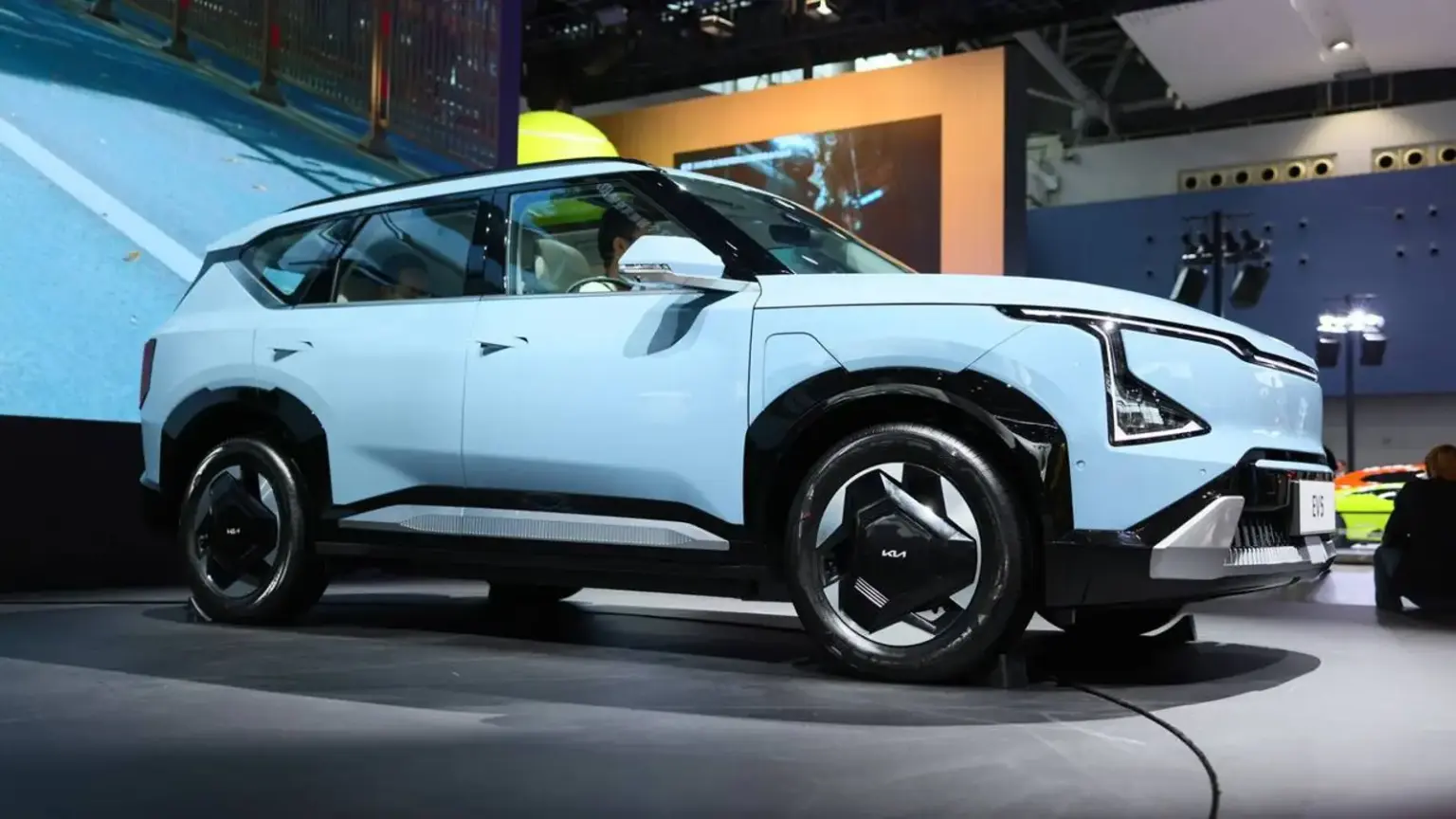 Kia EV5がイタリア市場に投入、CセグメントEVクロスオーバーの詳細と価格