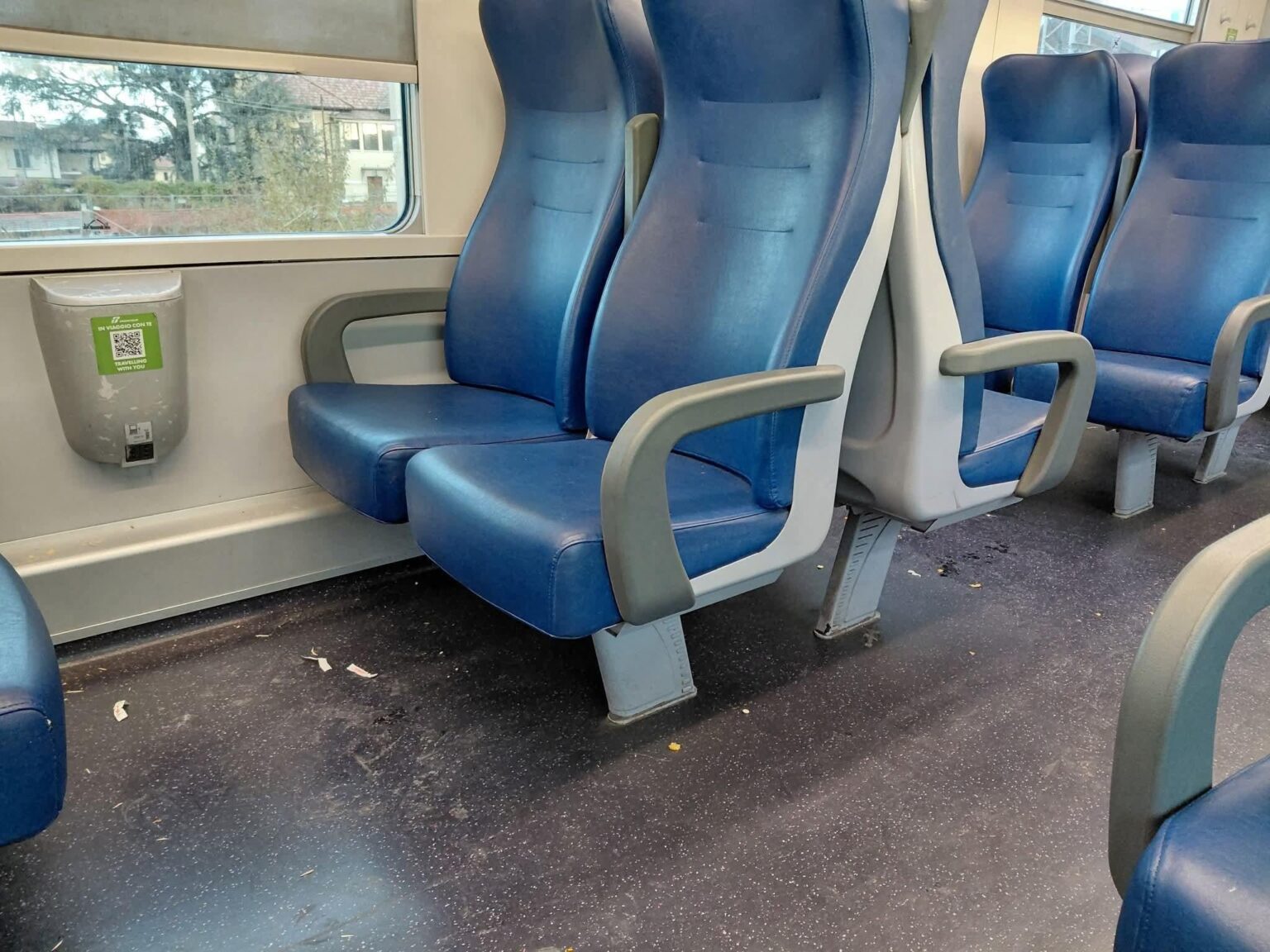 USBソケットの魔法使い（地方電車）