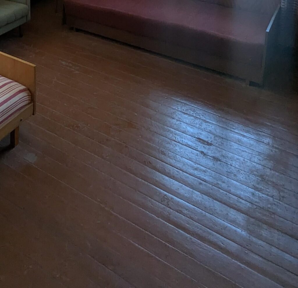 アパートの古い床。どのような解決策があるのでしょうか？