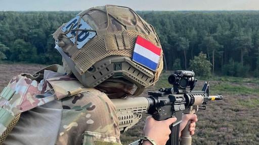 「軍事青年グループ」が森で禁止された偽武器を使って訓練