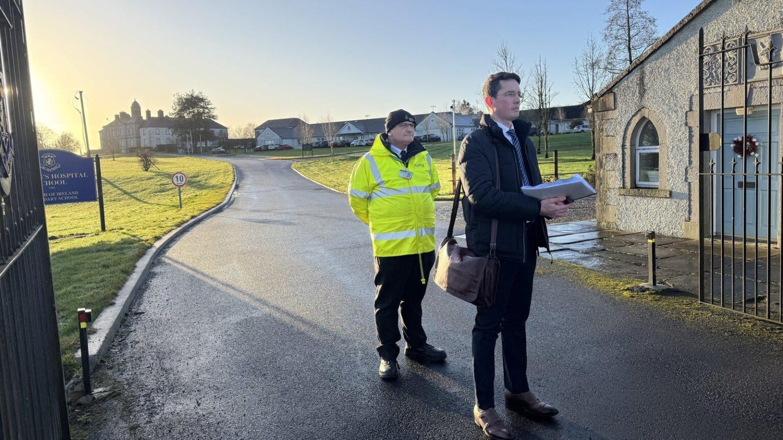 裁判所はイーノック・バークを即時刑務所に戻すよう命じる