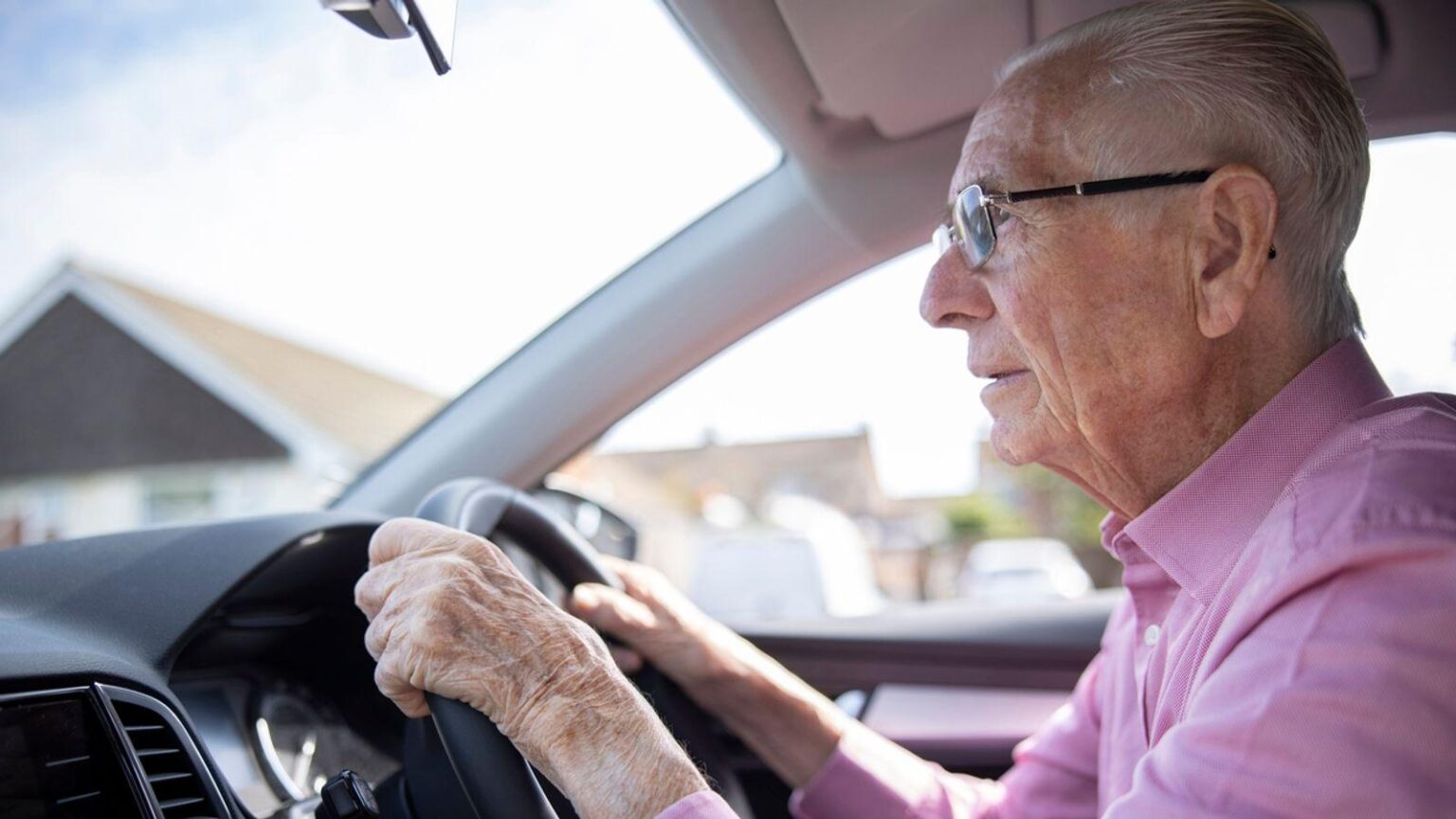 70歳以上の人は義務の視力検査に合格しないと運転禁止になる