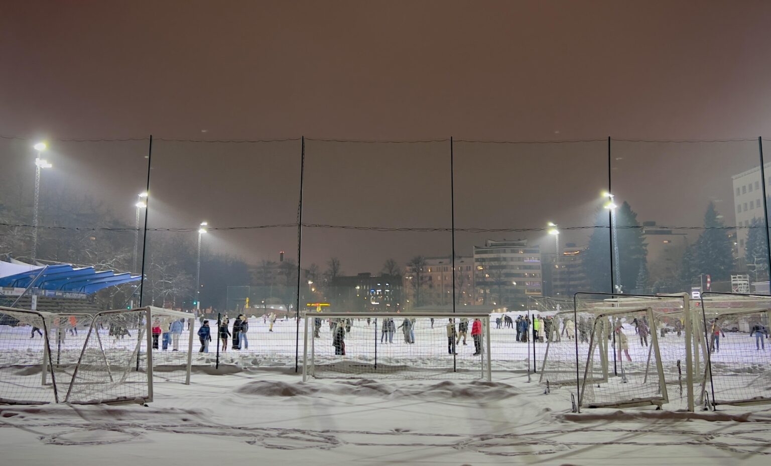 ヘルシンキのブラーエ スポーツ フィールド。屋外アイススケートに最適な場所です。 https://liikunta.hel.fi/en/venues/tprek:41549