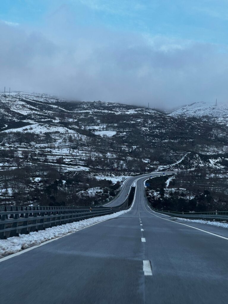 今日、ポルトガル北部は白です