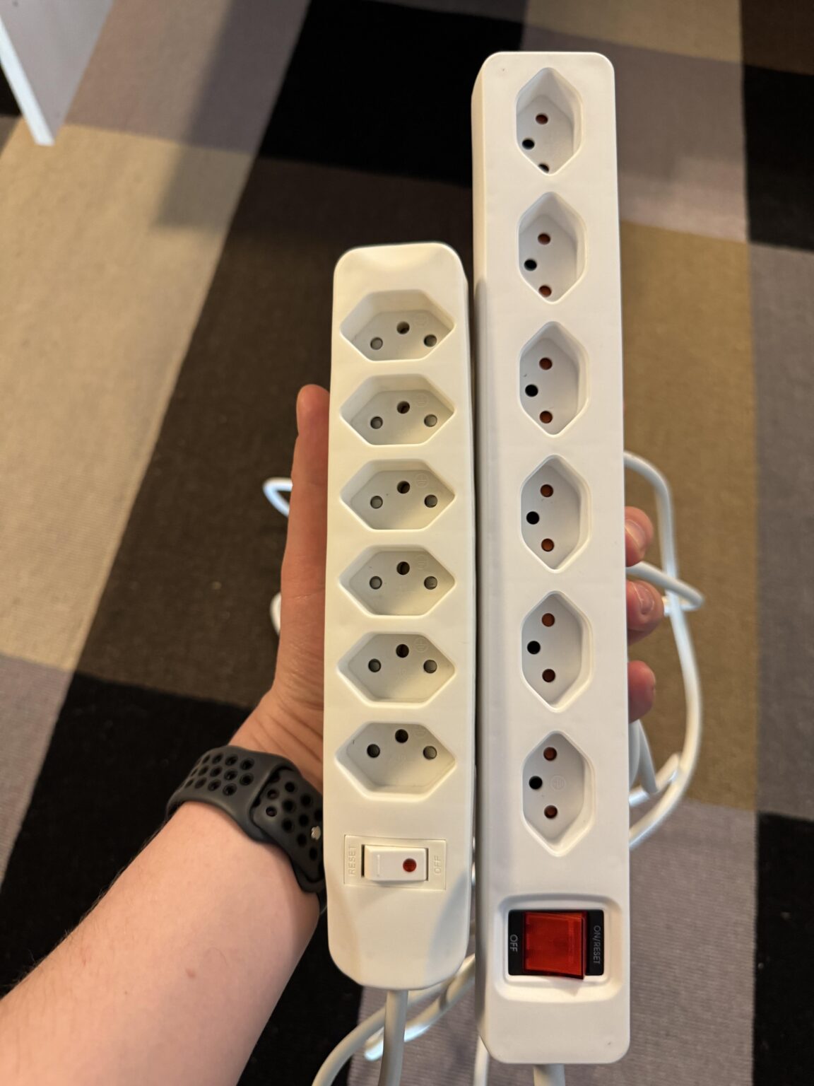 スイスでは、すべてのソケット ストリップを 2 回購入します。 1 つ目は適切な数のソケットを備え、2 つ目は実際にすべてのデバイスに適合します。