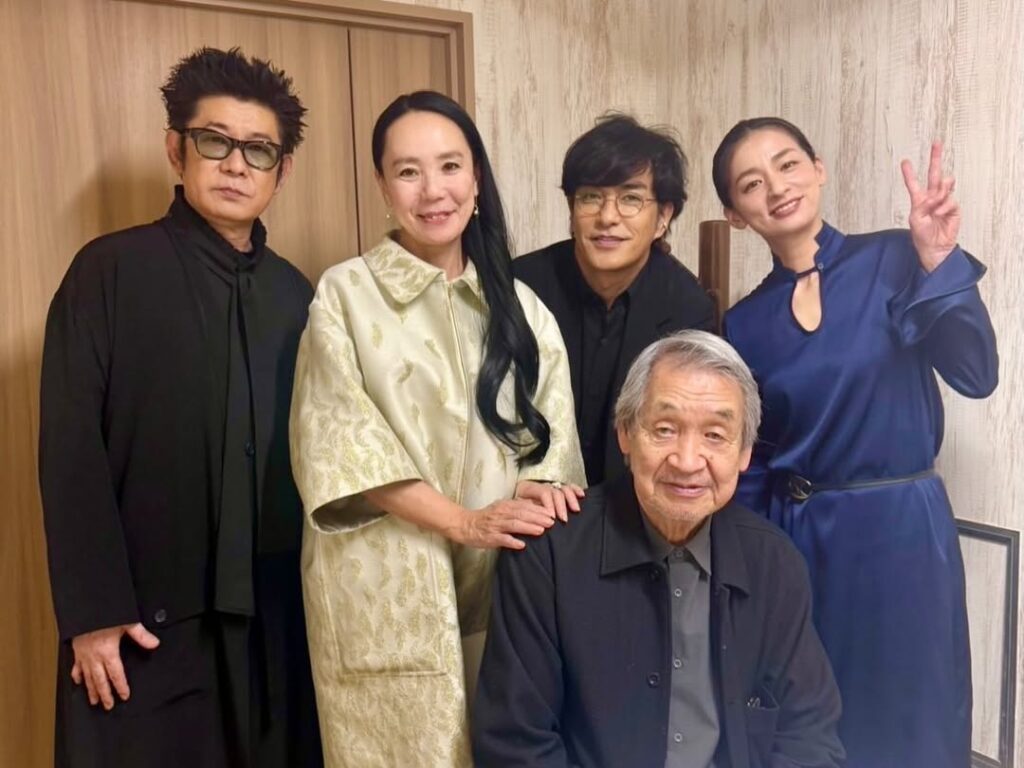 北村一輝、舞台あいさつ前の控室ショット公開　豪華キャストとの一枚に反響 | 話題の投稿 | スポーツブル (スポブル)